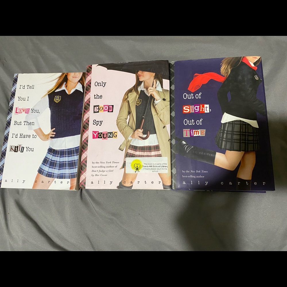 5 for $25💄 Gallagher girl books